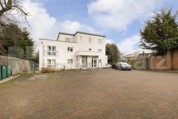 Top floor 2 bedroom apartment next to station with allocated parking  Montague Close, High Barnet 